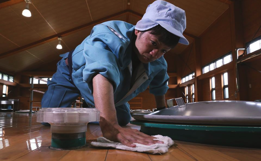 屋根のある蔵を拭き掃除
