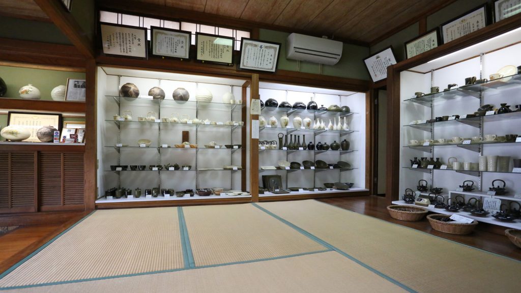 荒木陶窯の作品展示スペース