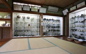 荒木陶窯の作品展示スペース